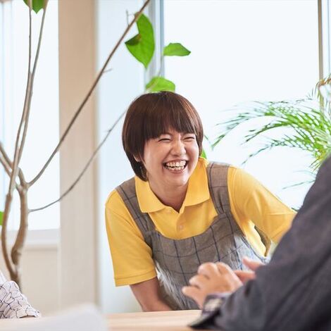 利用者と会話する女性スタッフ